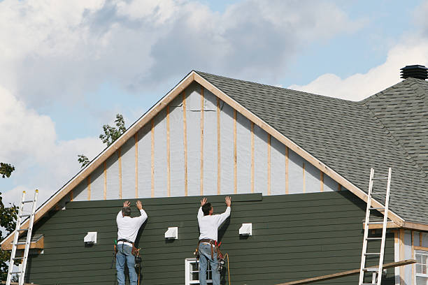 Professional Siding Contractor technician working in Hamilton, IL